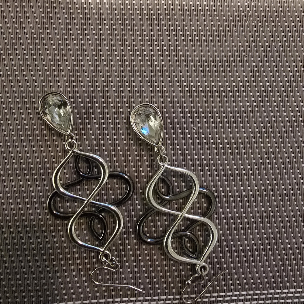 😎Elegant Silver and Black Earrings